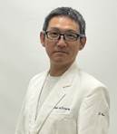 メガネをかけた男性
自動的に生成された説明
